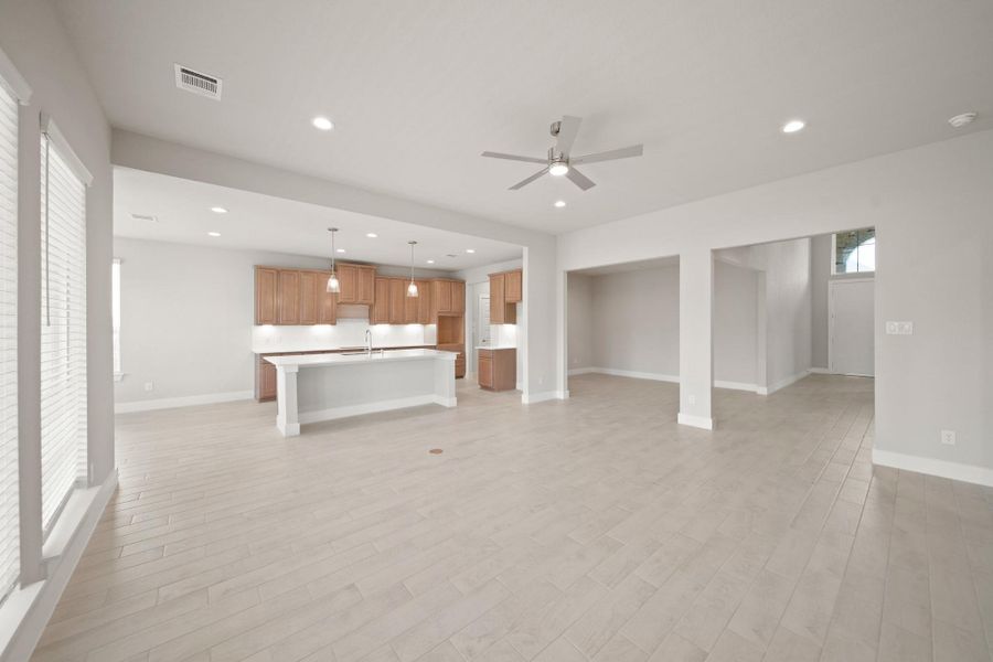 Spacious, unfurnished interior of a new home in Morton Creek Ranch, Katy (Image 16).