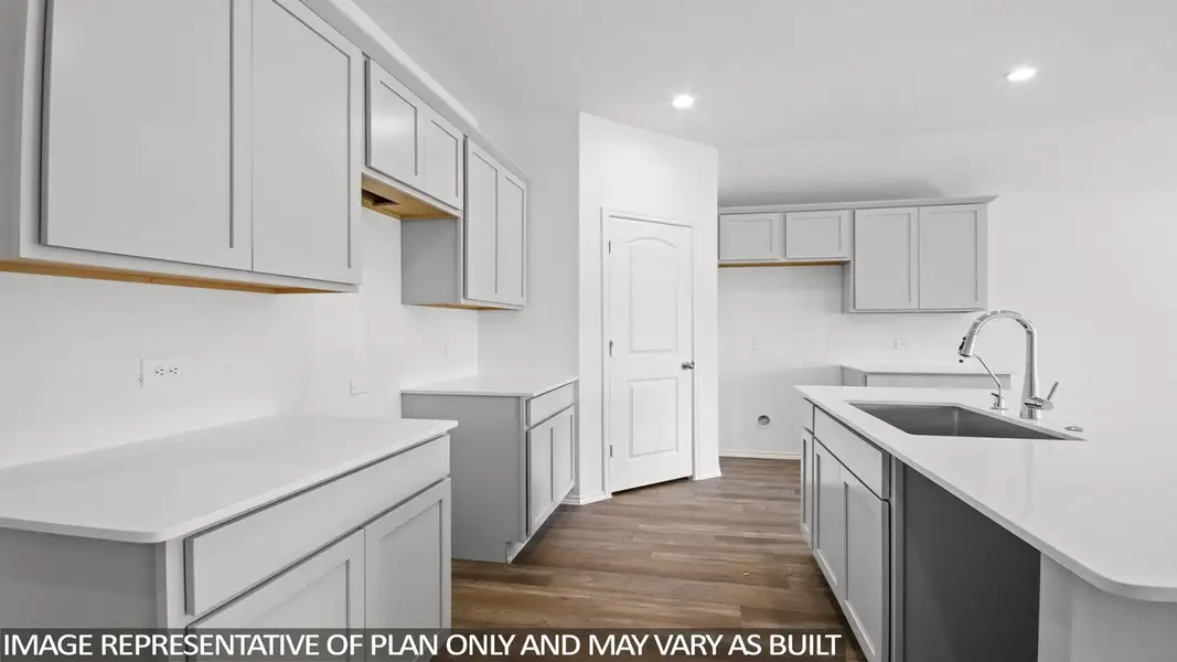 Furnished interior view inside a new home in Silverthorne, Conroe (Image 6).