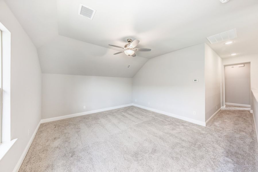 Representative unfurnished interior of a home built from the Nueces by UnionMain Homes in Lake Breeze, Lavon (Image 25).
