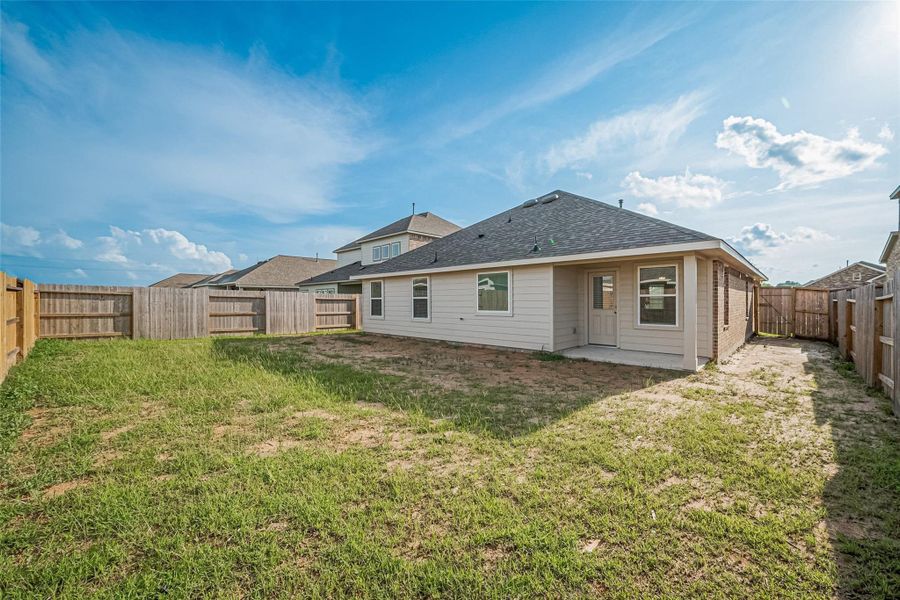 Exterior details and patio area of a home in Lago Mar, Texas City (Image 20).