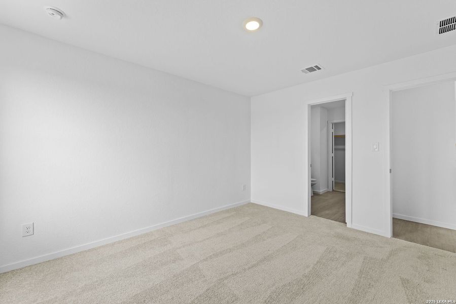 Spacious, unfurnished interior of a new home in Spring Grove, St. Hedwig (Image 19).