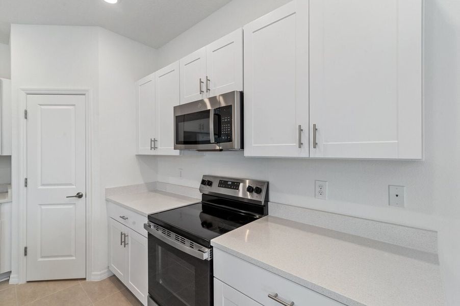 Furnished interior view inside a new home in Waterstone Townhomes, Groveland (Image 5). Furnished interior view inside a new home in Waterstone Townhomes, Groveland (Image 5).
