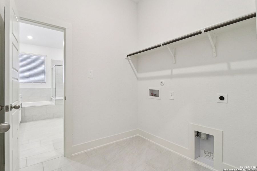 Spacious, unfurnished interior of a new home in Sagebrooke - Classic Series, San Antonio (Image 27).