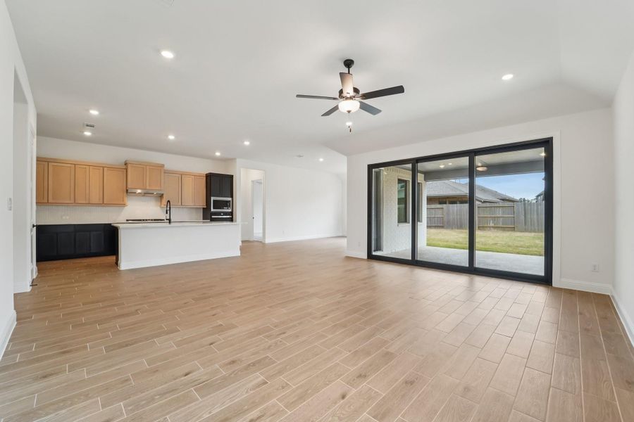 Spacious, unfurnished interior of a new home in Evergreen 55', Conroe (Image 23).