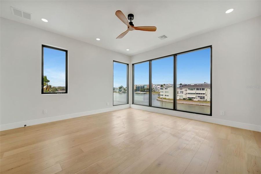 Spacious, unfurnished interior of a new home in , St. Petersburg (Image 29).