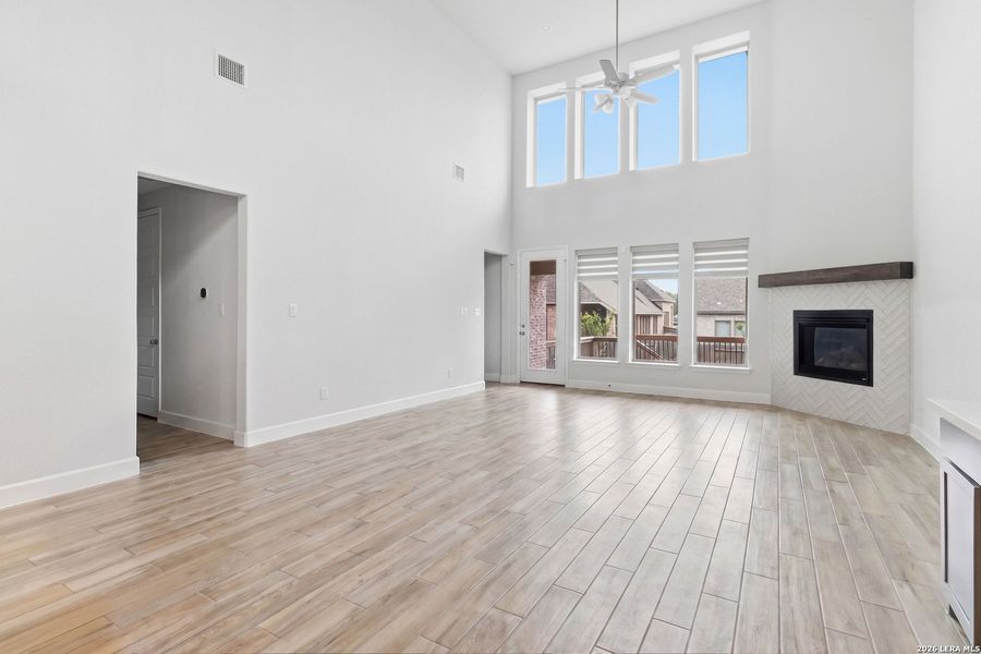 Spacious, unfurnished interior of a new home in Kinder Ranch, San Antonio (Image 20).