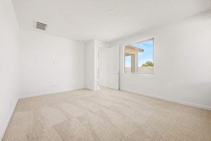 Spacious, unfurnished interior of a new home in Skyline Village, San Tan Valley (Image 9).