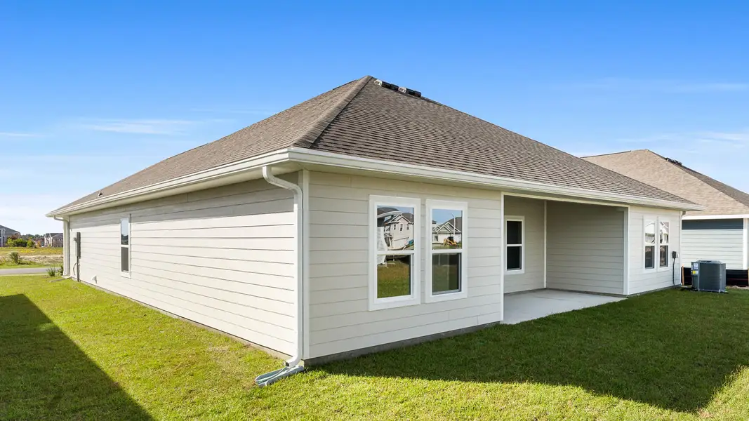 Exterior details and patio area of a home in Titus Park, Panama City (Image 3).