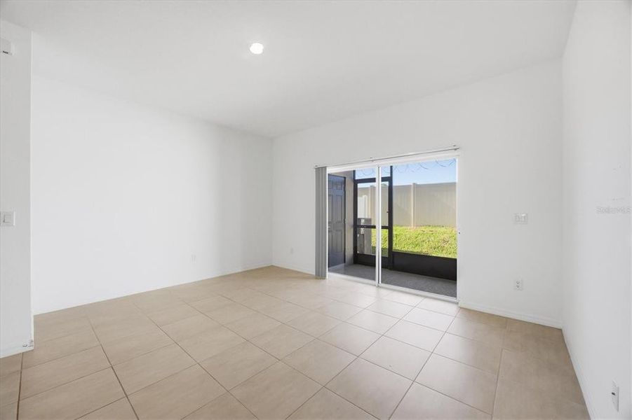 Spacious, unfurnished interior of a new home in , Sarasota (Image 28).