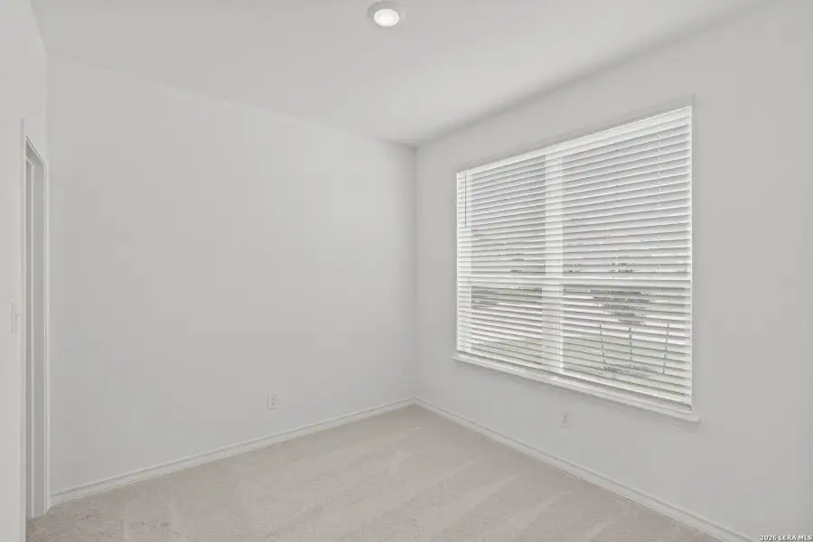 Spacious, unfurnished interior of a new home in Cinco Lakes, San Antonio (Image 25).