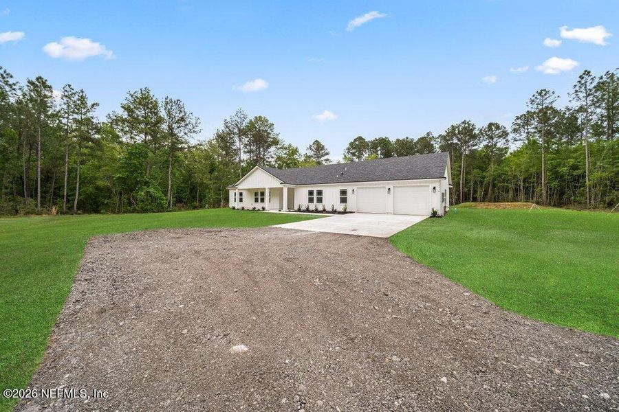 Exterior details and patio area of a home in , Macclenny (Image 18).