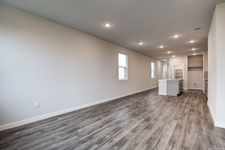 Spacious, unfurnished interior of a new home in Park Place, New Braunfels (Image 8).