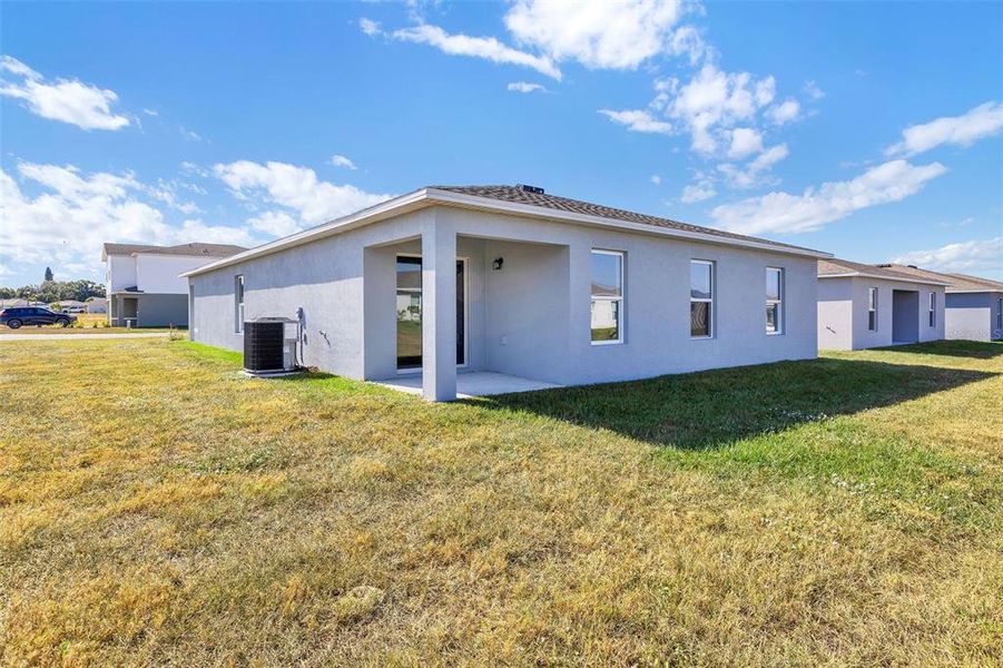 Exterior details and patio area of a home in Stone Ridge, Sebring (Image 10).