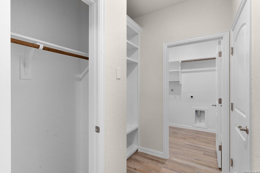 Spacious, unfurnished interior of a new home in Meyer Ranch - Enclave, New Braunfels (Image 8).