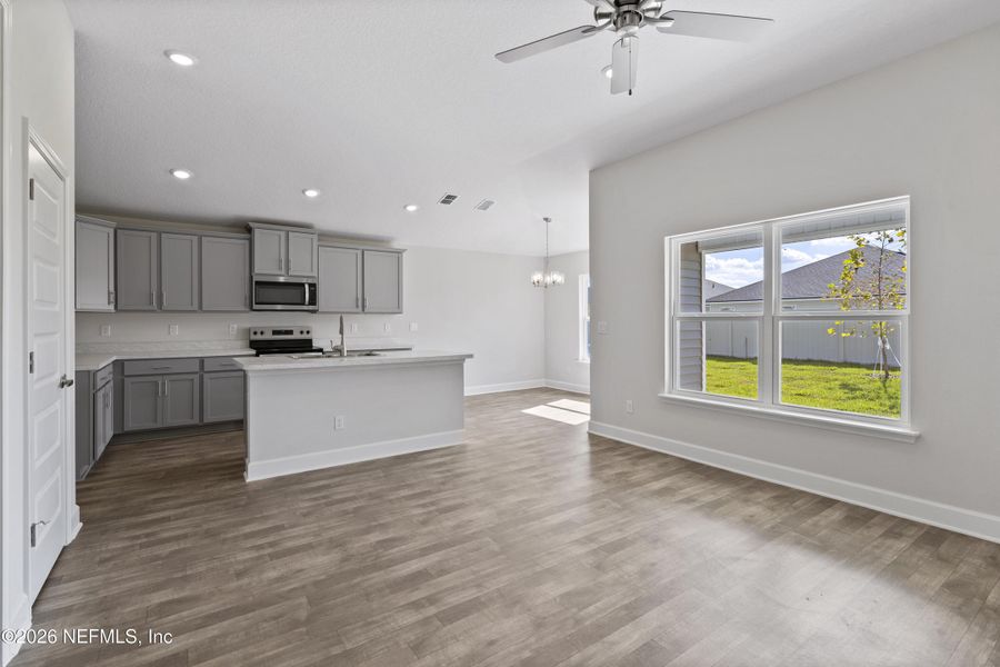Spacious, unfurnished interior of a new home in , Jacksonville (Image 9).
