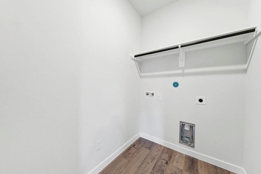 Spacious, unfurnished interior of a new home in Caney Mills, Conroe (Image 8).