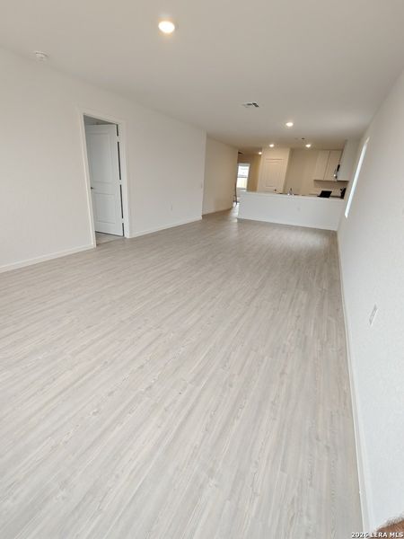 Spacious, unfurnished interior of a new home in Mission del Lago, San Antonio (Image 4). Spacious, unfurnished interior of a new home in Mission del Lago, San Antonio (Image 4).
