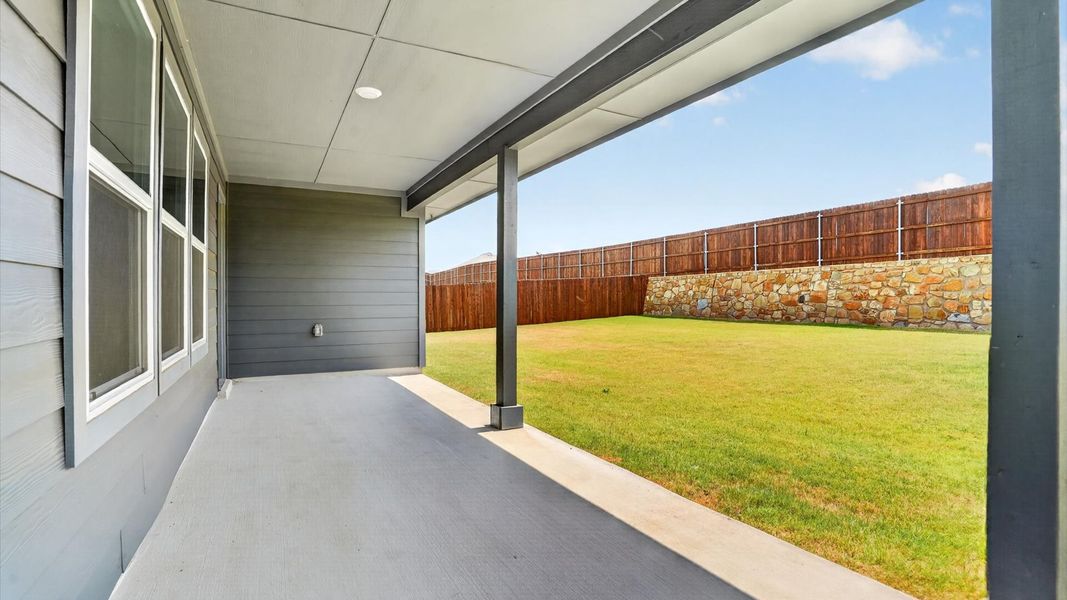 Exterior details and patio area of a home in Sandstone Estates, Granbury (Image 3).