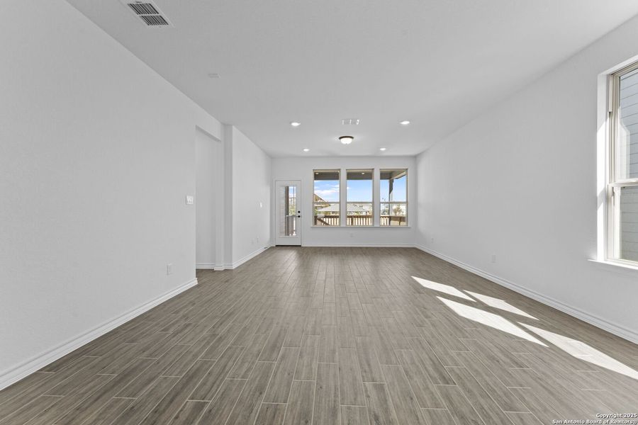 Spacious, unfurnished interior of a new home in Lily Springs, Seguin (Image 26).