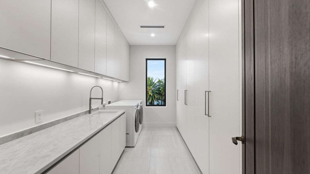 LAUNDRY ROOM UPSTAIRS