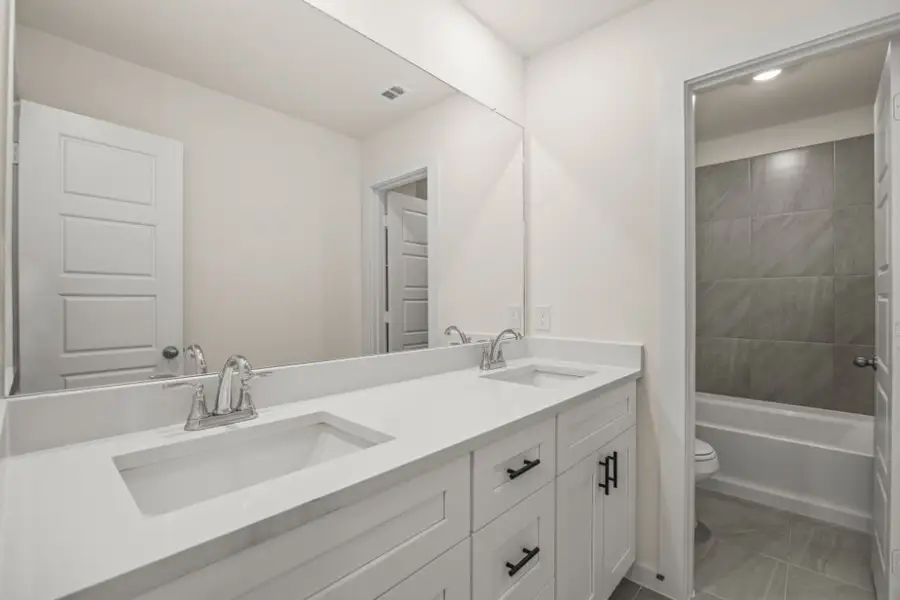 Furnished interior view inside a new home in Ashland, Houston (Image 9).