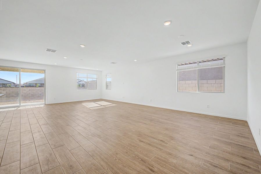 Spacious, unfurnished interior of a new home in Tyler Ranch, Buckeye (Image 10).