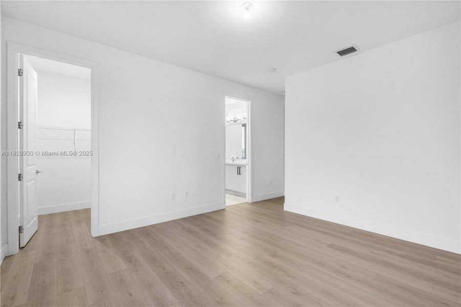 Spacious, unfurnished interior of a new home in , Davie (Image 19).