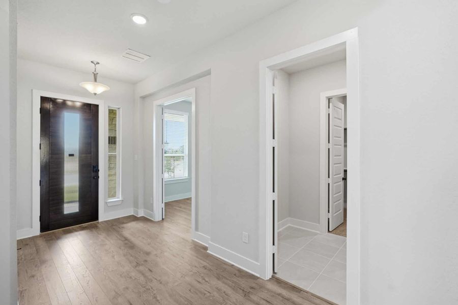 Spacious, unfurnished interior of a new home in Alsatian Oaks, Castroville (Image 32).