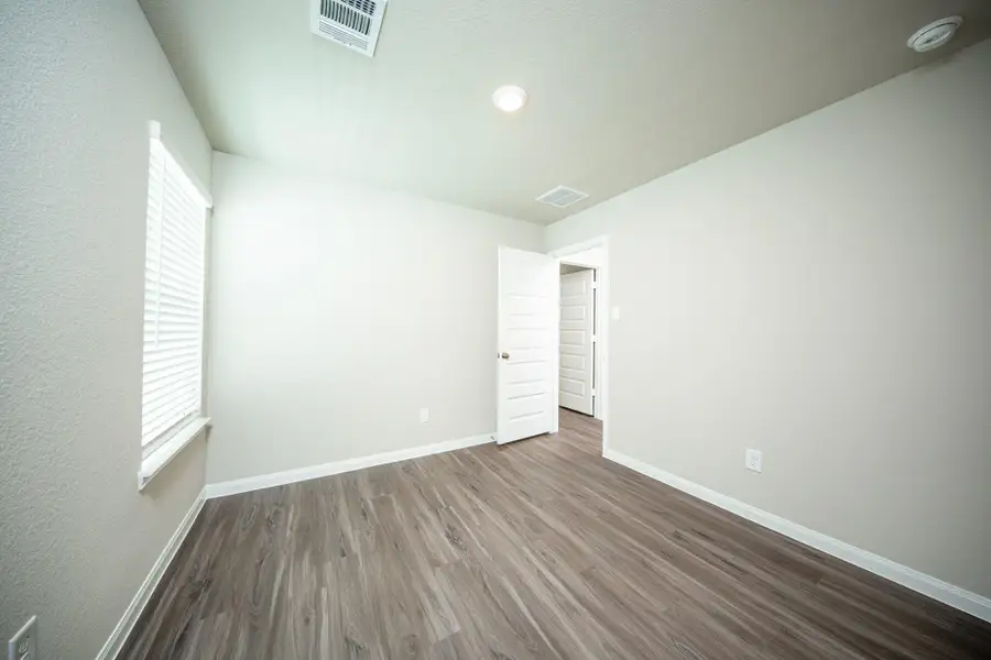 Spacious, unfurnished interior of a new home in Bammel Oaks, Houston (Image 6).