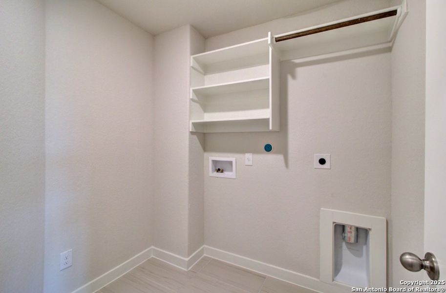 Spacious, unfurnished interior of a new home in Cloud Country, New Braunfels (Image 17).