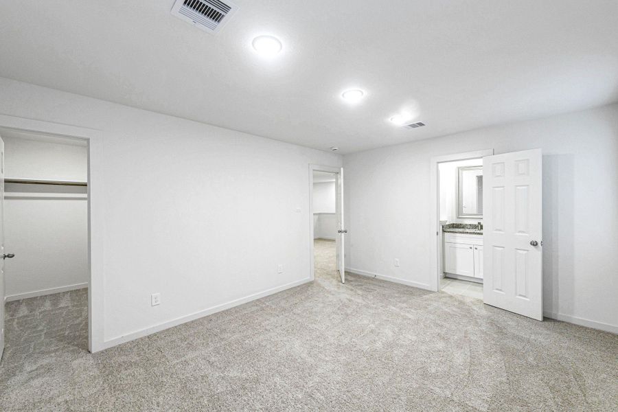 Spacious, unfurnished interior of a new home in , Hempstead (Image 15).