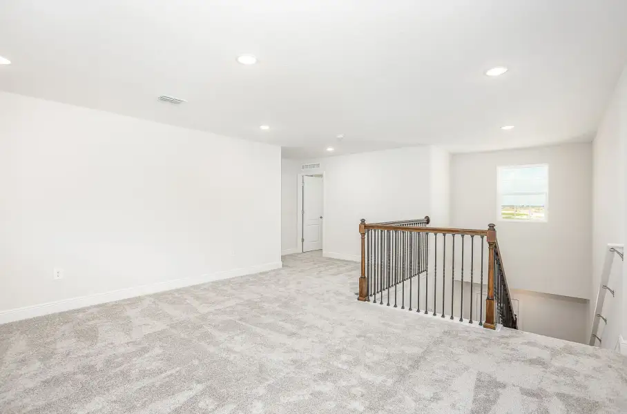 Spacious, unfurnished interior of a new home in Malabar Springs, Palm Bay (Image 49).
