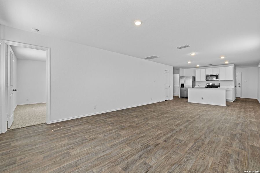 Spacious, unfurnished interior of a new home in Avenida, Converse (Image 9).