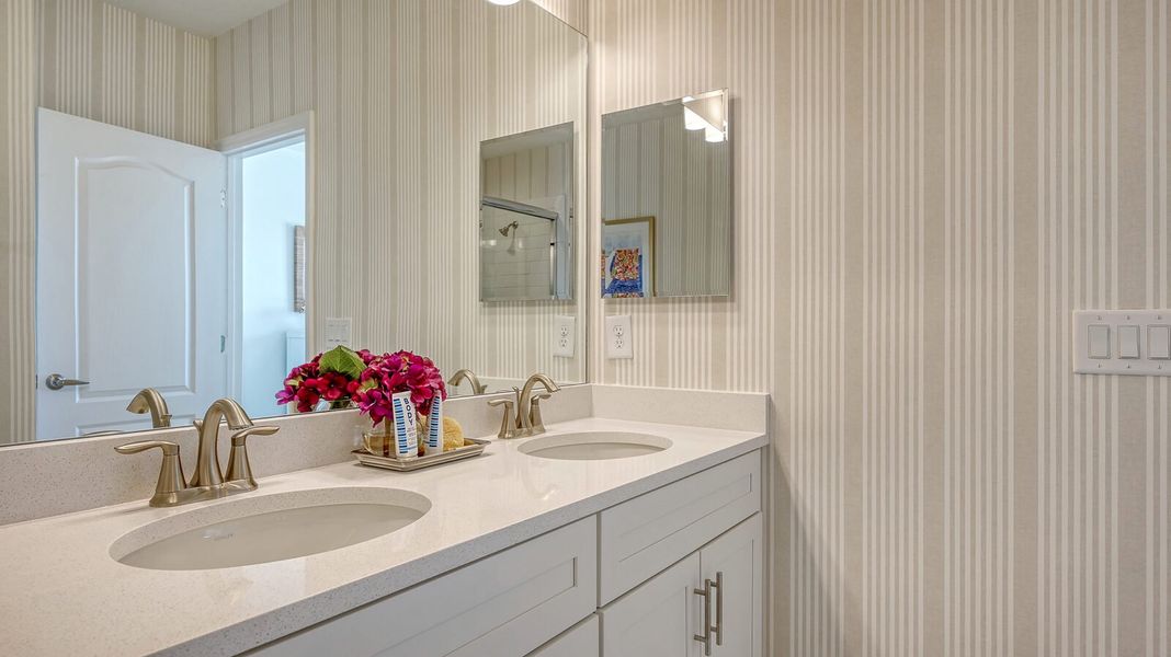 Representative interior finishes for a home built from the Avery by Neal Communities in Grand Park, Sarasota (Image 21).