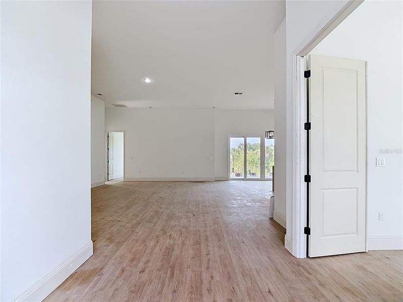 Spacious, unfurnished interior of a new home in , Port Charlotte (Image 14).
