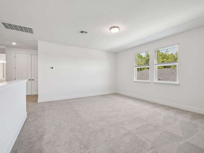 Spacious, unfurnished interior of a new home in Ridgehaven - Signature Series, Ormond Beach (Image 8).