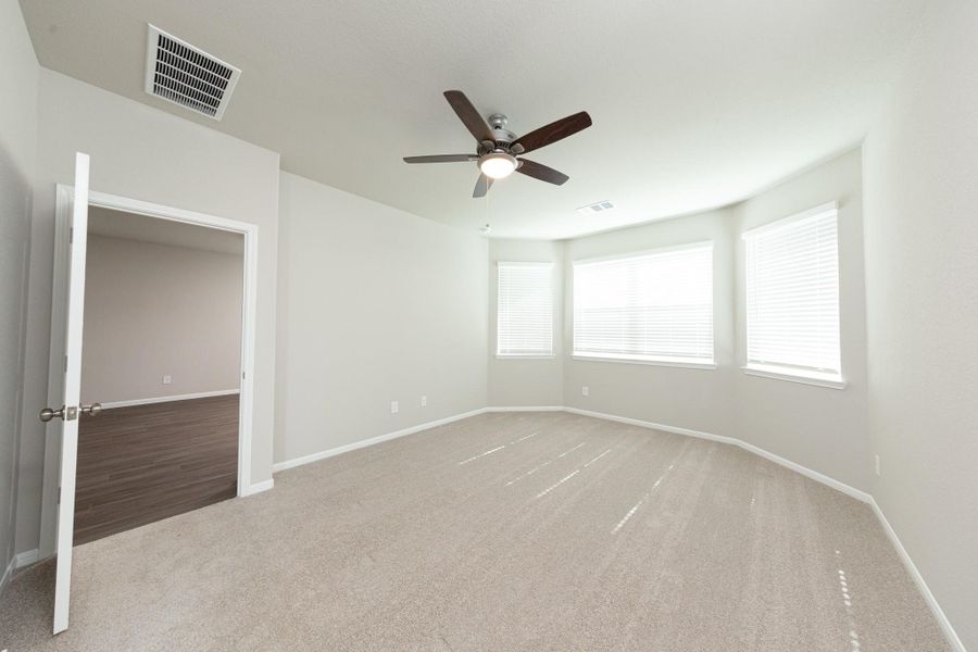 Spacious, unfurnished interior of a new home in Mackenzie Creek, Conroe (Image 20).