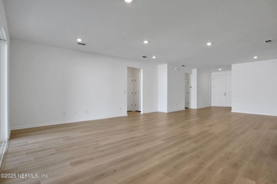 Spacious, unfurnished interior of a new home in Jennings Farm, Middleburg (Image 16).