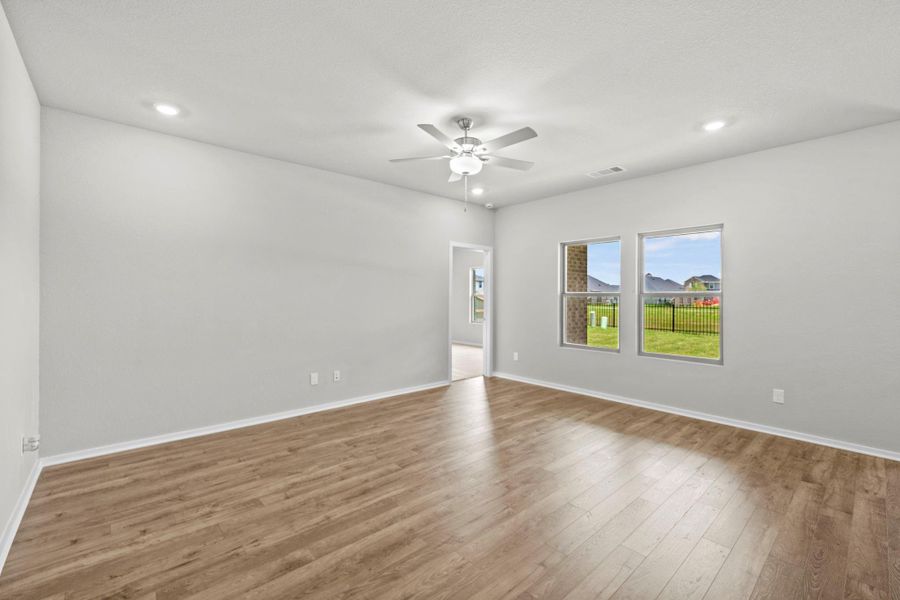 Spacious, unfurnished interior of a new home in Laurel Landing, Alvin (Image 18).