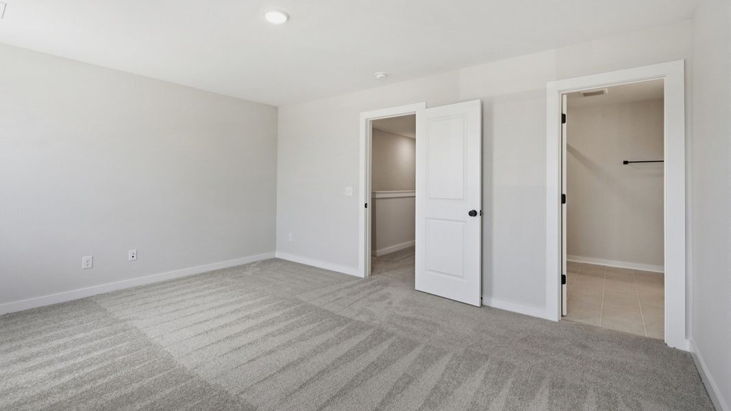 Primary room with connected bathroom and walk-in closet