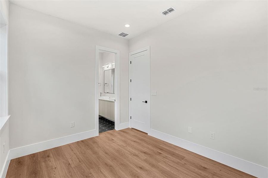 Spacious, unfurnished interior of a new home in , Winter Park (Image 24).
