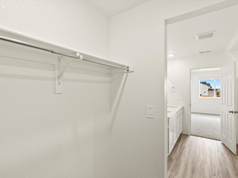 Spacious, unfurnished interior of a new home in Skyview at High Point, Aurora (Image 9).