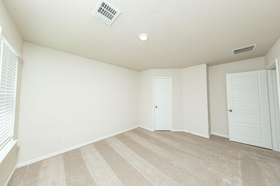 Spacious, unfurnished interior of a new home in Bammel Oaks, Houston (Image 18).