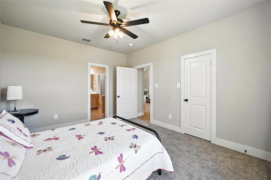 Furnished interior view inside a new home in Silver Sage Farm, Weatherford (Image 31). Furnished interior view inside a new home in Silver Sage Farm, Weatherford (Image 31).