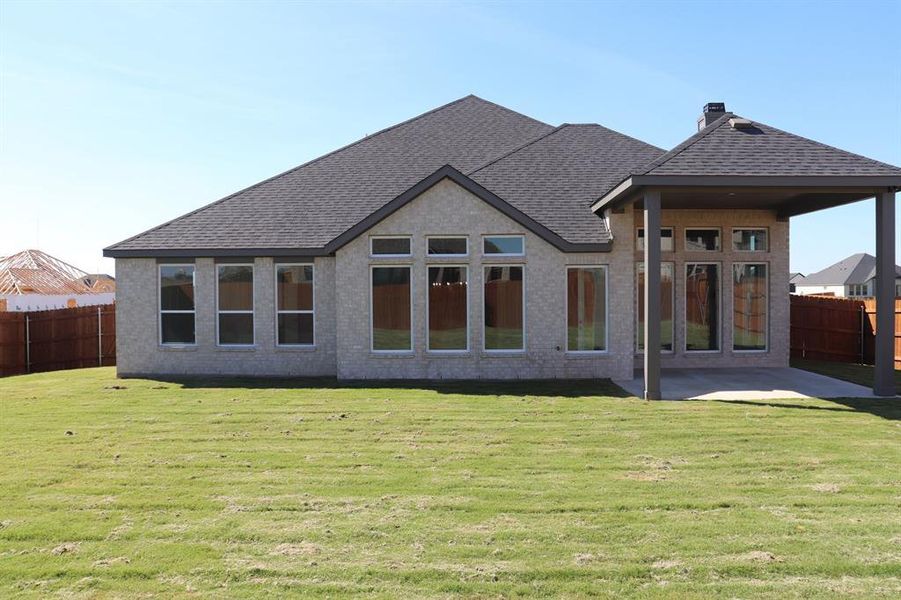 Exterior details and patio area of a home in Bull Hide Estates, Hewitt (Image 4).