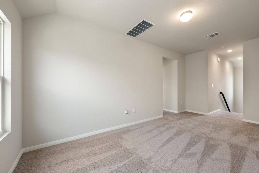 Spacious, unfurnished interior of a new home in Rolling Glen, Hutto (Image 8).