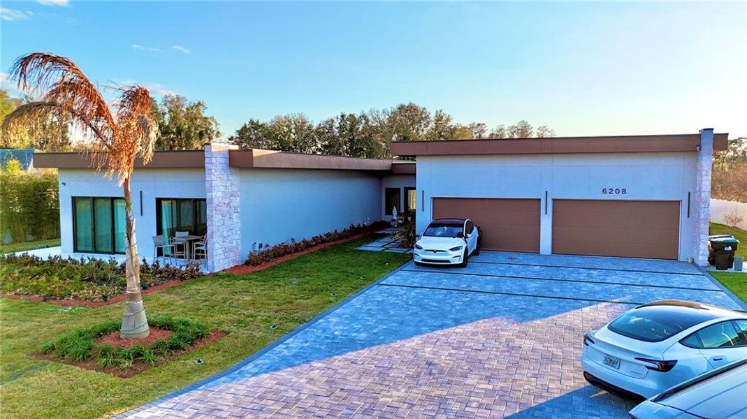 Exterior details and patio area of a home in , Windermere (Image 25).