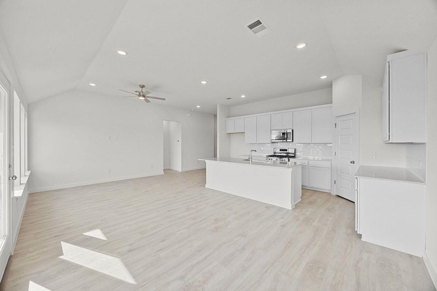 Spacious, unfurnished interior of a new home in Prairie Winds, Hutto (Image 24).