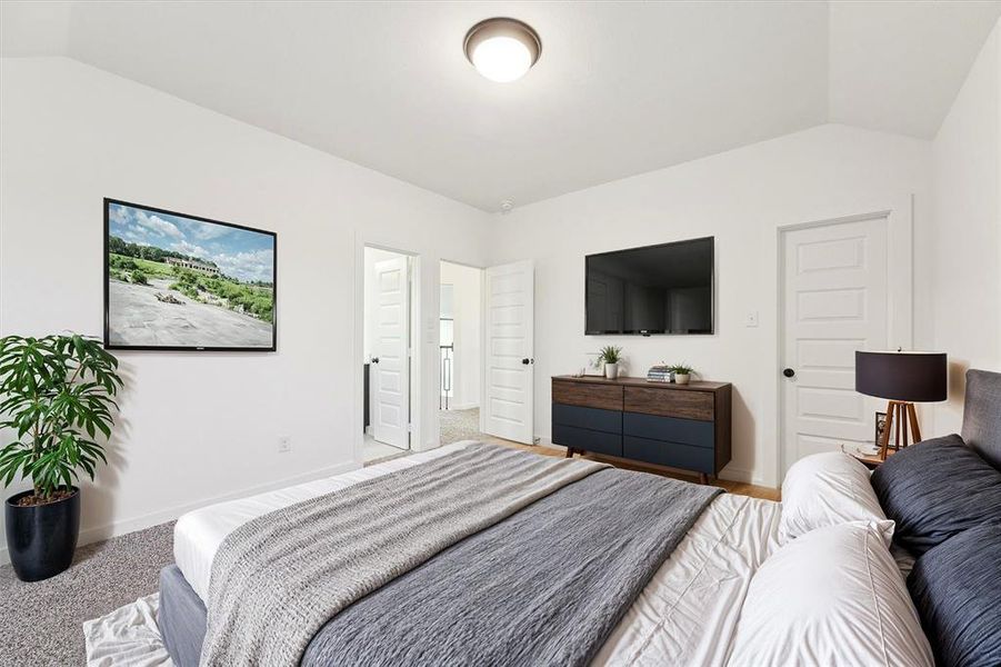 Another view of the secondary bedroom, showing its spacious layout and neutral tones. The room is designed to be both functional and comfortable, making it ideal for guests or family members.