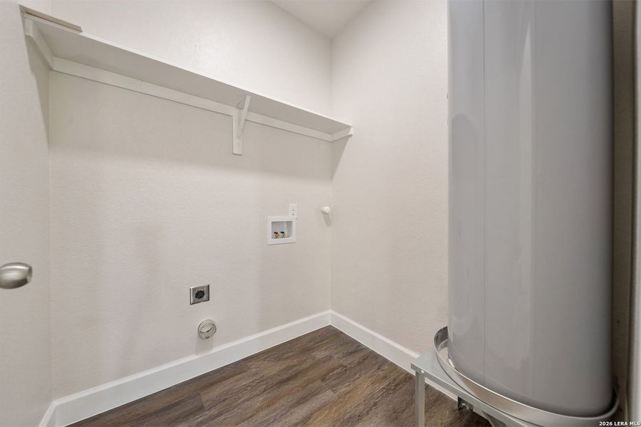 Spacious, unfurnished interior of a new home in , Atascosa (Image 17).